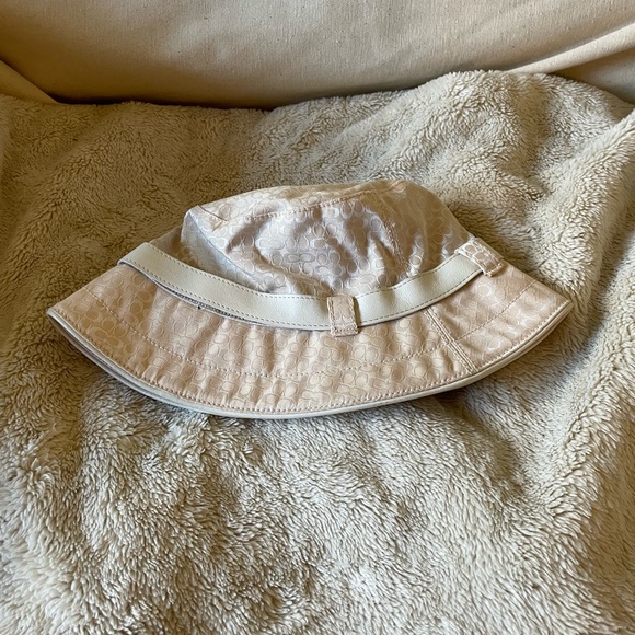 Coach cream color hat with white leather metal buckle belt. Size PS. - Picture 5 of 15